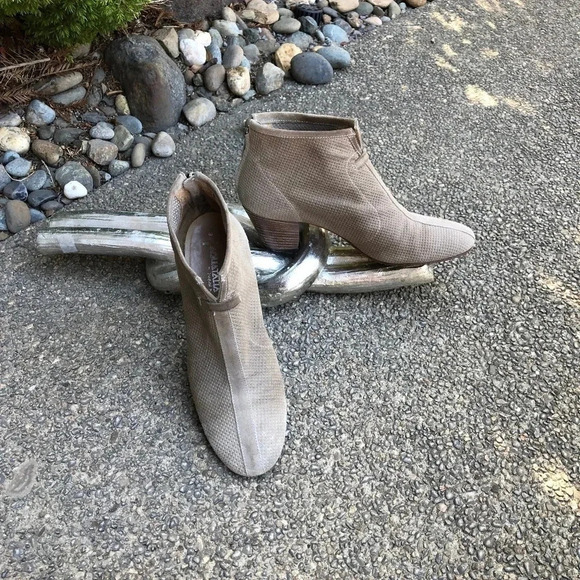 Aquatalia Taupe Tan Suede Leather Perforated Ankle Boots Booties Back Zip 9 - Picture 1 of 4